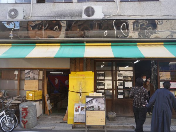 「すみだ向島EXPO2021」の拠点となった「京島駅」。2階建ての古い木造建築を改修した。今後は、左側スペースは飲食店となり、右側スペースは定期的なイベント会場として利用される