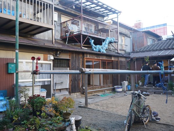 「すみだ向島EXPO2021」の拠点となった「京島駅」。2階建ての古い木造建築を改修した。今後は、左側スペースは飲食店となり、右側スペースは定期的なイベント会場として利用される