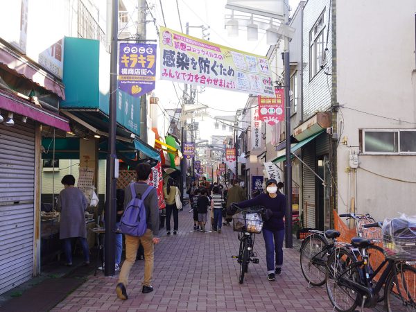 近隣の商店街にも老若男女が行き交い賑わう