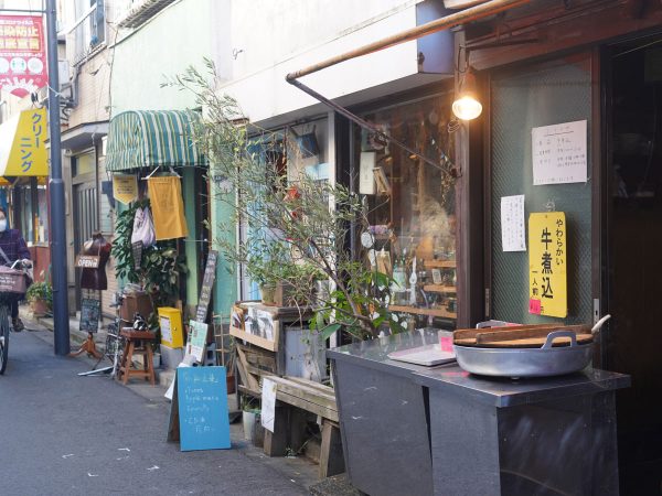 「すみだ向島EXPO2021」の拠点となった「京島駅」。2階建ての古い木造建築を改修した。今後は、左側スペースは飲食店となり、右側スペースは定期的なイベント会場として利用される