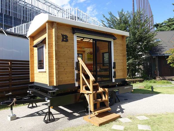 小屋に車台が付いた新IMAGOシリーズの「IMAGO iter」。LOGWAY BESS多摩には幌屋根タイプが展示されている