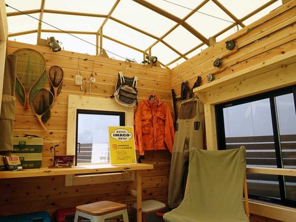 小屋に車台が付いた新IMAGOシリーズの「IMAGO iter」。LOGWAY BESS多摩には幌屋根タイプが展示されている