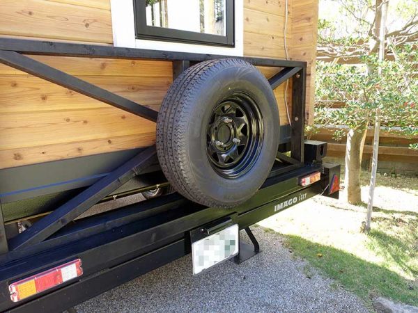 車両らしく、小屋の背中にはスペアのタイヤが標準装備。遊び心をくすぐられるアナログなデザイン