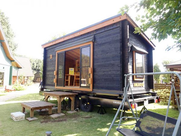 大きな掃き出し窓が印象的な「IMAGO X」。こちらは木屋根タイプのみ、価格は442万円(税込み)