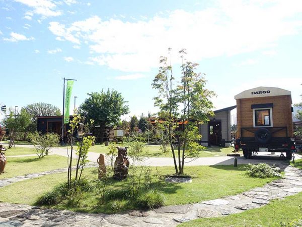 LOGWAY BESS多摩では「建てるログ小屋」「走るログ小屋」、全IMAGO4タイプが見学可能(2021年10月時点)。さらに今後、全国のLOGWAYで順次展示されていく予定