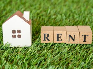 賃貸マンションやアパートに住んでいると、2年ごとなど定期的に更新料の支払いを求められる場合がある。更新料用途、相場や減額交渉の可能性について解説する