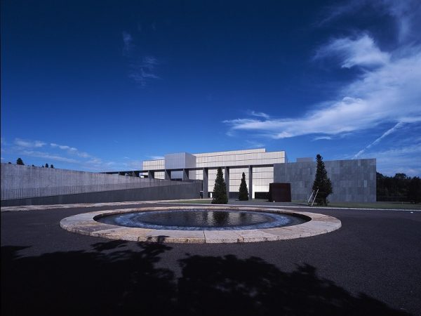 庭園をデザインしたのは、アメリカのランドスケープ・デザイナーであるピーター・ウォーカー。円と四角、幾何学と不定形の対立する要素で構成されているという。円形の池と垂直な線が連なった美術館建物との対比が面白い。近隣の人々の憩いの場にもなっているようで、取材当日も親子が散歩している姿があった(写真提供:豊田市美術館)