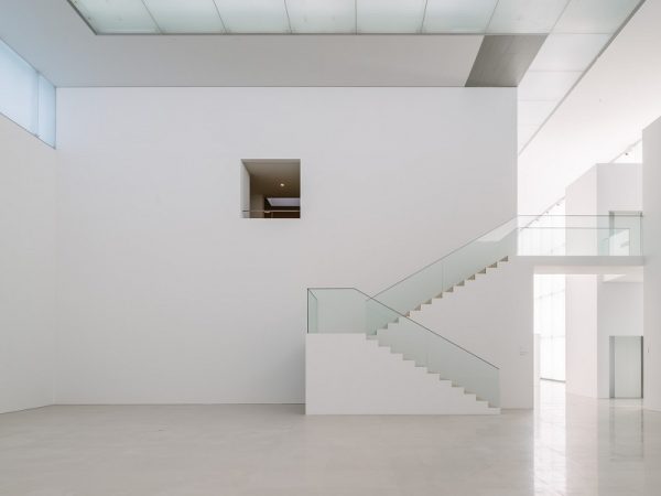 展示室1。展示室2へとつながる階段の右横が入り口となる。壁で閉じられておらず、開放的な空間になっている(写真提供:豊田市美術館)