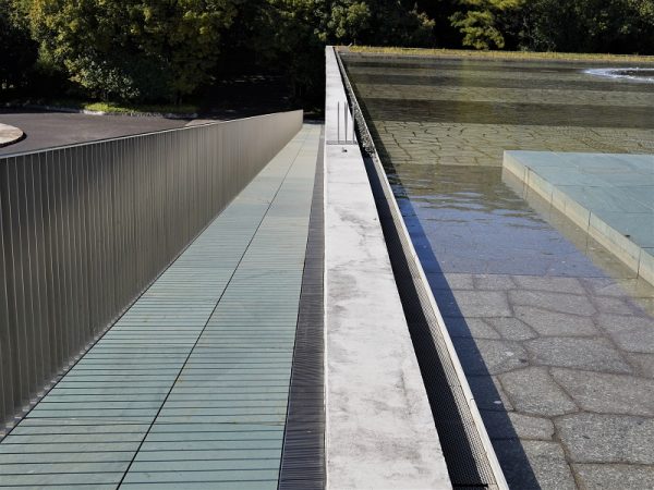 2階部分にある彫刻テラス。この左奥に進むと豊田市街地を望める(写真提供:豊田市美術館)