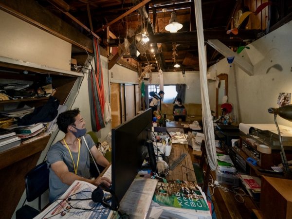 近隣の商店街にも老若男女が行き交い賑わう