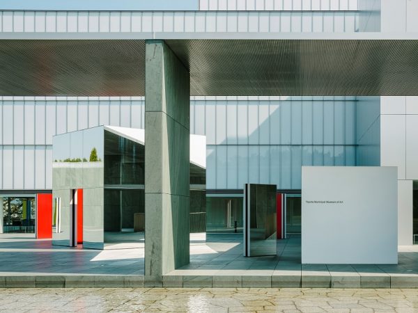 2階部分にある彫刻テラス。この左奥に進むと豊田市街地を望める(写真提供:豊田市美術館)