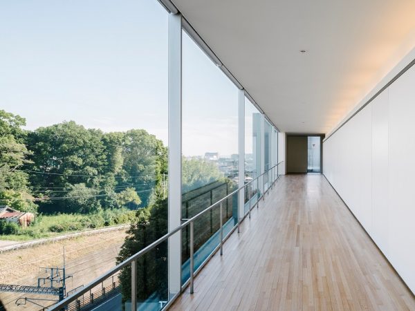 展示室1。展示室2へとつながる階段の右横が入り口となる。壁で閉じられておらず、開放的な空間になっている(写真提供:豊田市美術館)