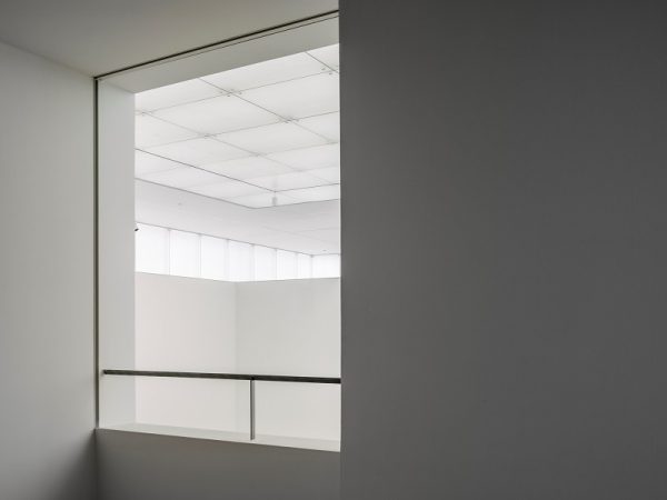 展示室1。展示室2へとつながる階段の右横が入り口となる。壁で閉じられておらず、開放的な空間になっている(写真提供:豊田市美術館)