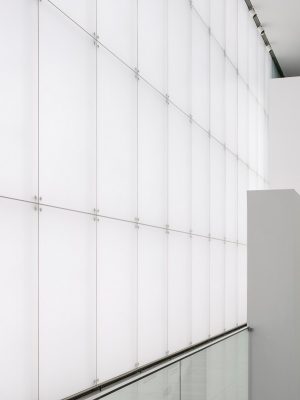 展示室1。展示室2へとつながる階段の右横が入り口となる。壁で閉じられておらず、開放的な空間になっている(写真提供:豊田市美術館)