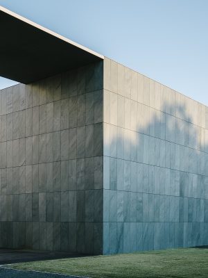 庭園をデザインしたのは、アメリカのランドスケープ・デザイナーであるピーター・ウォーカー。円と四角、幾何学と不定形の対立する要素で構成されているという。円形の池と垂直な線が連なった美術館建物との対比が面白い。近隣の人々の憩いの場にもなっているようで、取材当日も親子が散歩している姿があった(写真提供:豊田市美術館)