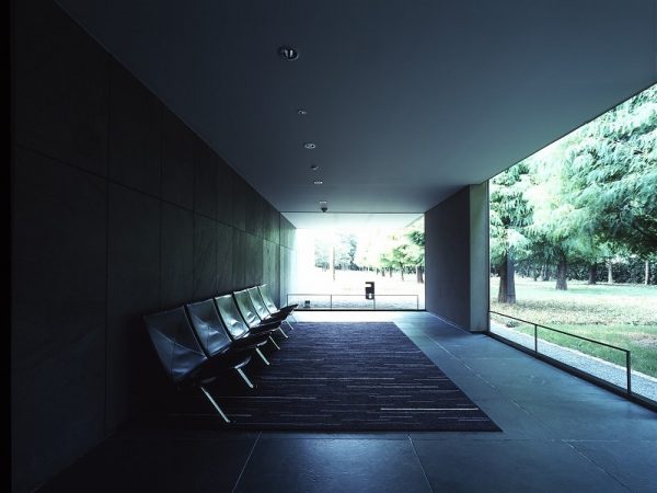 2階部分にある彫刻テラス。この左奥に進むと豊田市街地を望める(写真提供:豊田市美術館)