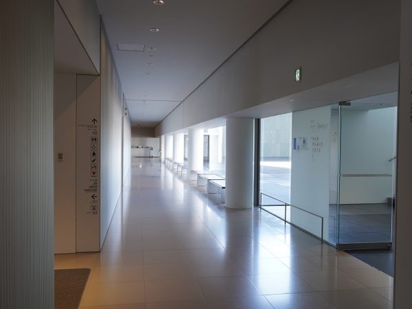 庭園をデザインしたのは、アメリカのランドスケープ・デザイナーであるピーター・ウォーカー。円と四角、幾何学と不定形の対立する要素で構成されているという。円形の池と垂直な線が連なった美術館建物との対比が面白い。近隣の人々の憩いの場にもなっているようで、取材当日も親子が散歩している姿があった(写真提供:豊田市美術館)