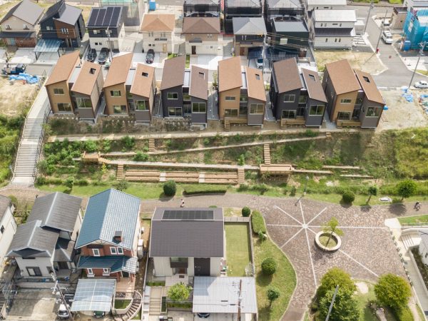 「ヨッシーワンズガーデン木津梅美台・リンクプロムナード」。6住戸が共同利用する北側斜面地には、安全に昇降できるスロープ、大小のデッキテラス、6住戸分の菜園。さまざまな大きさの樹木が日当たりや機能面を考慮して配置されている。2020年グッドデザイン賞受賞。写真提供:有限会社ランドサット一級建築事務所