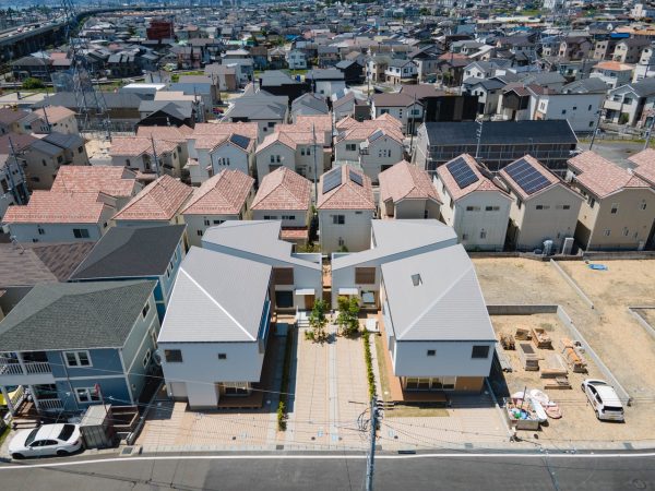 「バードタウン坂本レイクゲートヒルズVI期」。旗竿地住棟の庭を2棟分一体と見立て、 住環境が悪くなりがちな旗竿地住棟の通風 ・ 採光が充分に得られると共に、 庭を共有することで住民間交流の場になっている。2021年グッドデザイン賞受賞。写真提供:有限会社ランドサット一級建築事務所