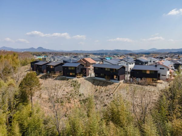 「ヨッシーワンズガーデン上津台・IRODORI~彩~」。大きな分譲地の中で最後まで売れ残っていた、いわゆる「ヘタ地」が住宅地に生まれ変わった。2021年グッドデザイン賞受賞。写真提供:有限会社ランドサット一級建築事務所