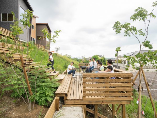 「ヨッシーワンズガーデン木津梅美台・リンクプロムナード」。6住戸が共同利用する北側斜面地には、安全に昇降できるスロープ、大小のデッキテラス、6住戸分の菜園。さまざまな大きさの樹木が日当たりや機能面を考慮して配置されている。2020年グッドデザイン賞受賞。写真提供:有限会社ランドサット一級建築事務所