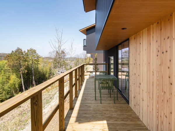 「ヨッシーワンズガーデン木津梅美台・リンクプロムナード」。6住戸が共同利用する北側斜面地には、安全に昇降できるスロープ、大小のデッキテラス、6住戸分の菜園。さまざまな大きさの樹木が日当たりや機能面を考慮して配置されている。2020年グッドデザイン賞受賞。写真提供:有限会社ランドサット一級建築事務所