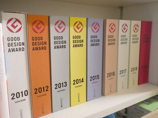 有限会社ランドサット一級建築士事務所の本棚には、受賞した年代のグッドデザイン賞の年鑑が並ぶ。2020年で10年連続で通算33件目の受賞