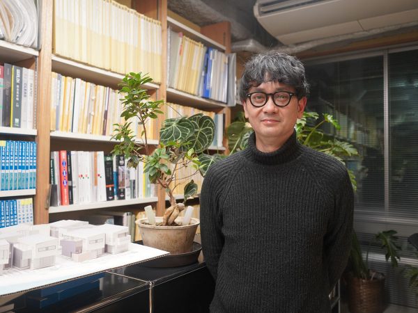 有限会社ランドサット一級建築士事務所の本棚には、受賞した年代のグッドデザイン賞の年鑑が並ぶ。2020年で10年連続で通算33件目の受賞