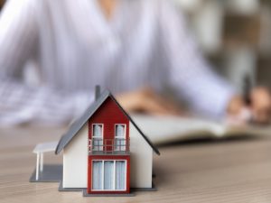 裁判所が提供する「物件明細書」「現況調査報告書」「評価書」の3つの資料を読み込むことが必要となる