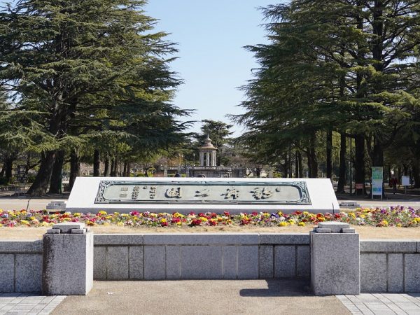 田園地帯だったところを埋め立てて造った鶴舞公園。正門ゲートを兼ねた鉄道のガードには、開園当時に内閣総理大臣であった陸軍大将・桂太郎の筆による扁額が掛けられていた。この扁額は青銅板であったため戦争中に供出され、代わりにコンクリートで作られたが、1966(昭和41)年に復元された(写真提供:鶴舞公園事務所※撮影年月日不詳)