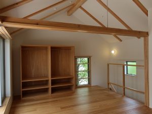 写真、右の隅にフラットな溝があるのがお分かりいただけるだろうか、これが敷居替わり