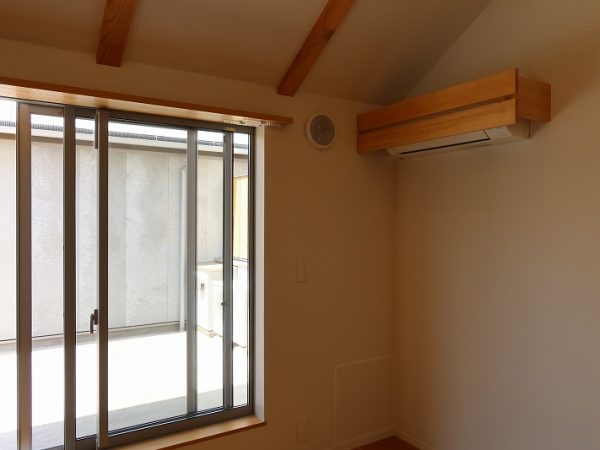 玄関の脇の鍵などを置くのに便利なトレイ。その右側のシューズクローク内に郵便物が入ることになる