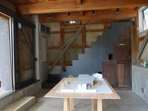 スイシャオフィス1階。箱階段を利用して2階へ