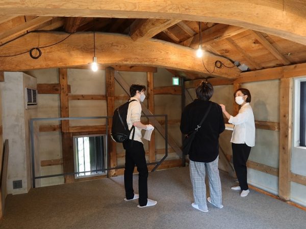 スイシャオフィス1階。箱階段を利用して2階へ