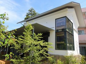 蔵の角に新たに作られた窓。このおかげで蔵内は明るい