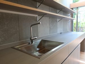 室内は木を基調にしたシンプルな造り