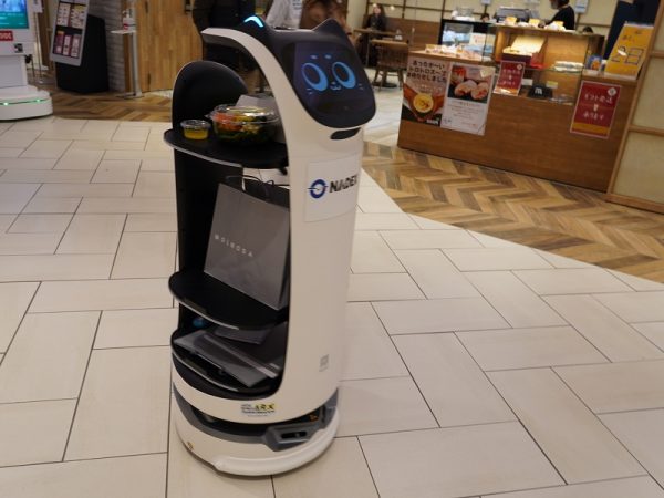 株式会社ナ・デックスの配膳・運搬ロボット「Bella Bot」(ベラボット)。ディスプレイに出る猫の顔がかわいく、親しみを生む