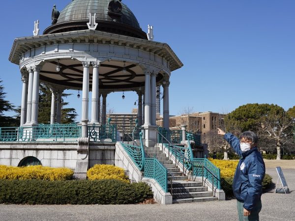 現在の奏楽堂は3代目。初代は木造で老朽化していたこともあり、1934(昭和9)年に取り壊された。1936(昭和11)年~1995(平成7)年までの2代目奏楽堂は、まったく異なるデザインだったが、1997(平成9)年に初代の姿で復元された