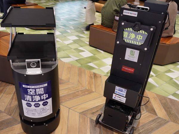 株式会社ナ・デックスの配膳・運搬ロボット「Bella Bot」(ベラボット)。ディスプレイに出る猫の顔がかわいく、親しみを生む