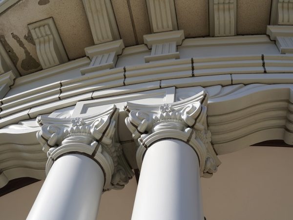 現在の奏楽堂は3代目。初代は木造で老朽化していたこともあり、1934(昭和9)年に取り壊された。1936(昭和11)年~1995(平成7)年までの2代目奏楽堂は、まったく異なるデザインだったが、1997(平成9)年に初代の姿で復元された