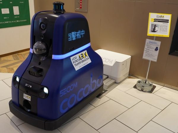 株式会社ナ・デックスの配膳・運搬ロボット「Bella Bot」(ベラボット)。ディスプレイに出る猫の顔がかわいく、親しみを生む