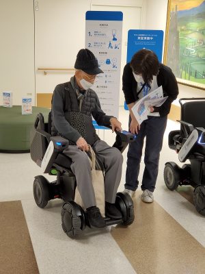 三菱電機株式会社の病院向け搬送サービスロボット「MELDY」。従来の搬送ロボットは走行部とカートが一体化されているものが多かったが、脱着型カート方式にすることでロボットを呼び出す前に収納作業が行え、実用性を高めた(写真提供:愛知県)