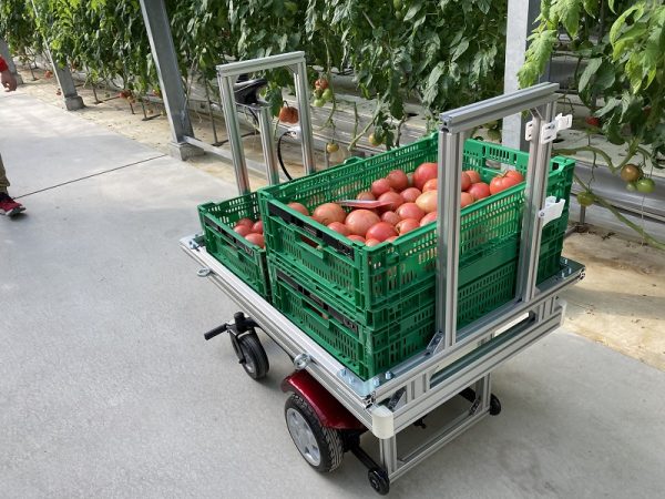 三菱電機株式会社の病院向け搬送サービスロボット「MELDY」。従来の搬送ロボットは走行部とカートが一体化されているものが多かったが、脱着型カート方式にすることでロボットを呼び出す前に収納作業が行え、実用性を高めた(写真提供:愛知県)