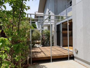 1階南側住戸。各戸にコンクリートデッキ、ウッドデッキがあり、住戸間は植栽で緩やかに仕切られている