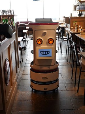 株式会社アルファクス・フード・システムが製作した配膳ロボット。通路をスムーズに進み、メニューを運ぶ