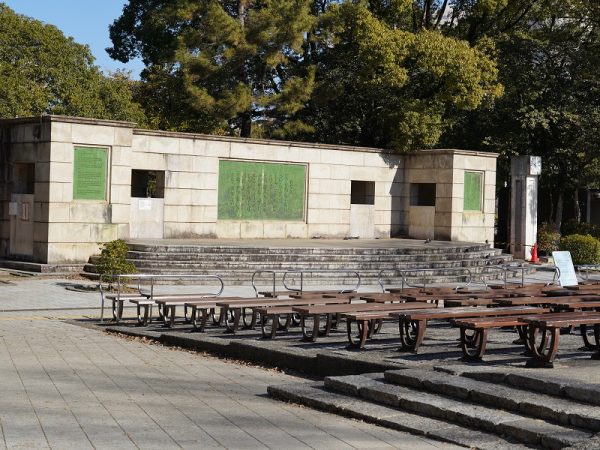 噴水塔の北に桜林があり、園内全体では約750本の桜が咲き誇る。佐々木さんに教えていただいた1934(昭和9)年の名古屋市役所文書には、花見に多数の観客が訪れ、夜間点燈(ライトアップ)の設備もあったという記載があった(写真提供:鶴舞公園事務所)