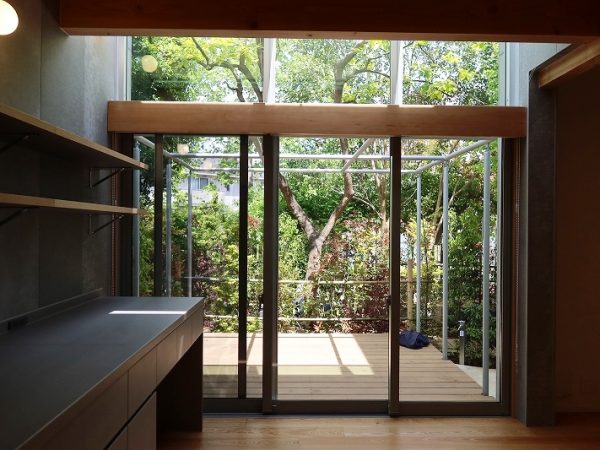 1階南側住戸。各戸にコンクリートデッキ、ウッドデッキがあり、住戸間は植栽で緩やかに仕切られている