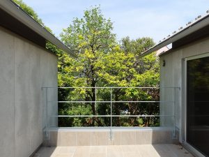 北側住戸のルーフバルコニー。見えるのは緑だけである