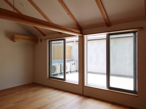 1階南側住戸。各戸にコンクリートデッキ、ウッドデッキがあり、住戸間は植栽で緩やかに仕切られている