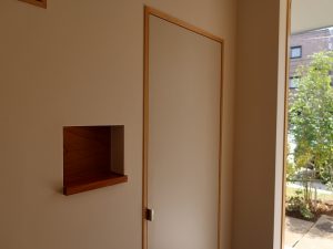 玄関の脇の鍵などを置くのに便利なトレイ。その右側のシューズクローク内に郵便物が入ることになる